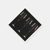 Weingläser mit Rotwein auf schwarz Serviette (Ecke)