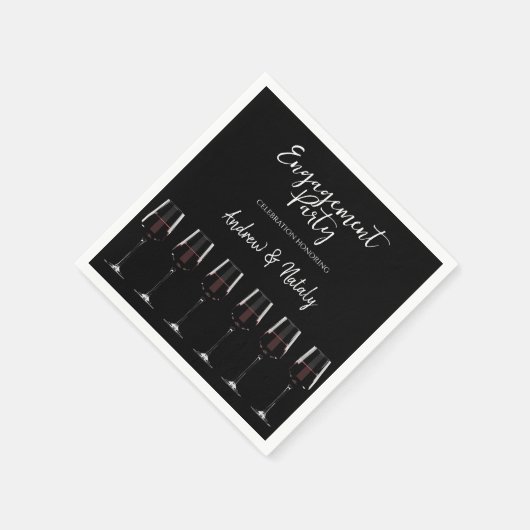 Weingläser mit Rotwein auf schwarz Serviette (Ecke)