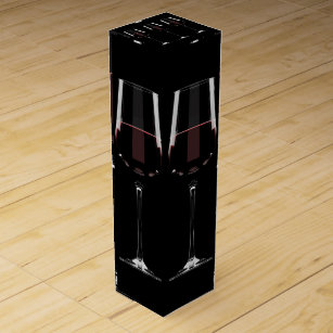 Weingläser mit Rotwein auf schwarz Weinbox