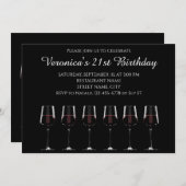 Weingläser mit Rotwein auf schwarzer Einladung (Vorne/Hinten)