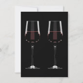Weingläser mit Rotwein auf schwarzer Einladung (Rückseite)