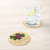 Weinkeller mit Trauben-Vintagem personalisiertem Runder Pappuntersetzer (Vor Ort)