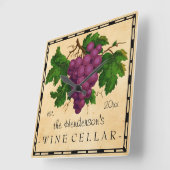 Weinkeller mit Trauben Vintager Personalisierter N Quadratische Wanduhr (Winkel)