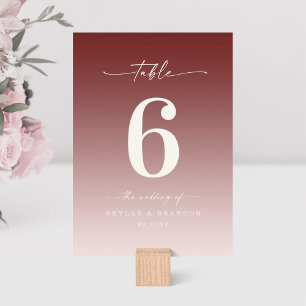 Weinrot und Puderrosa Ombre Monogramm Hochzeit Tischnummer