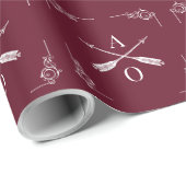 Weinrotes Monogramm und Pfeile Geschenkpapier (Rolleneckpunkt)