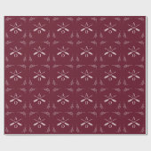 Weinrotes Monogramm und Pfeile Geschenkpapier (Flach)