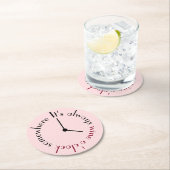 Weinuhr irgendwo gegenüber der Uhr Runder Pappuntersetzer (Vor Ort)