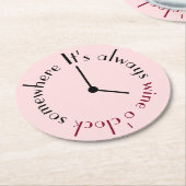 Weinuhr irgendwo gegenüber der Uhr Runder Pappuntersetzer (Angewinkelt)