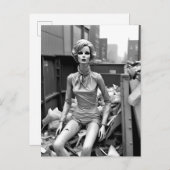 Weird Mannequin in Dumpster Postkarte (Vorne/Hinten)