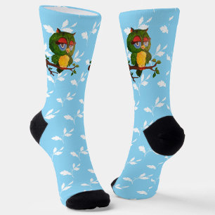 Weise Eule sitzt auf einem Ast Socken