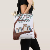Weise Eulen auf einem Waldzweig Tasche (Von Nahem)