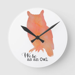 Weise wie eine typografische Aquarell-Eule Runde Wanduhr
