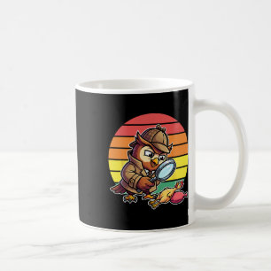 Weiser Eulen-Detektiv untersucht Hühner-Mysterium Kaffeetasse