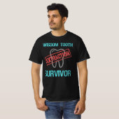 Weisheit Tooth Survivor. Fröhliche Zähne-Extraktio T-Shirt (Vorne ganz)