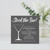 Weiß auf grauem Stock Bar Script Couples Dusche Einladung (Stehend Vorderseite)