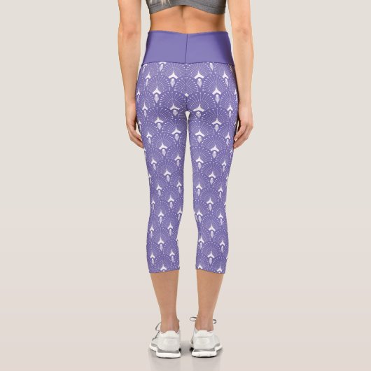 Weiß auf lila Art-Deko-Muster Capri Leggings (Rückseite)