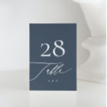Weiß auf Navy Blue | Kalligrafie Moderne Hochzeit Tischnummer<br><div class="desc">Weiß auf Navy Blue | Kalligraphie Moderne Hochzeitsszeitszene Tischnummer - modern und eindrucksvoll - Teil einer Sammlung</div>