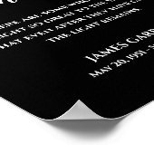 Weiß auf schwarz Das Licht bleibt Zitat-Gedenkmal Poster (Ecke)