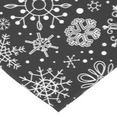 Weiß auf schwarzen Weihnachtsschneeflocken Mittelgroßer Tischläufer (Ecke)