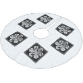 Weiß auf schwarzer Schneeflocke Polyester Weihnachtsbaumdecke (Schrägansicht)