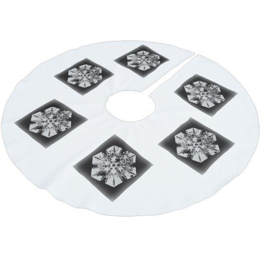 Weiß auf schwarzer Schneeflocke Polyester Weihnachtsbaumdecke (Schrägansicht)