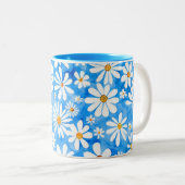 Weiß bläst auf blauem Hintergrund. Handgezeichnete Zweifarbige Tasse (VorderseiteRechts)