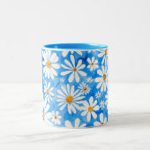 Weiß bläst auf blauem Hintergrund. Handgezeichnete Zweifarbige Tasse (Mittel)