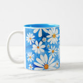 Weiß bläst auf blauem Hintergrund. Handgezeichnete Zweifarbige Tasse (Links)