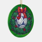Weiß, blau gefeierter Fußball auf Grün Keramik Ornament (Rechts)