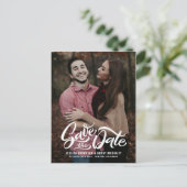 Weiß formatiertes Script-Foto Save the Date Postca Ankündigungspostkarte (Stehend Vorderseite)