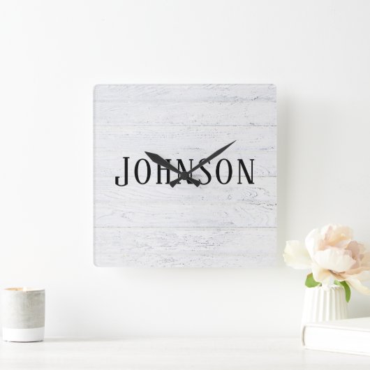 weiß gekalktes Holz mit Familienname Quadratische Wanduhr (Zuhause)