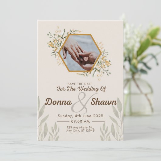 Weiß gelb Modernität, Ehepaar und deren Ehering Einladung (Stehend Vorderseite)