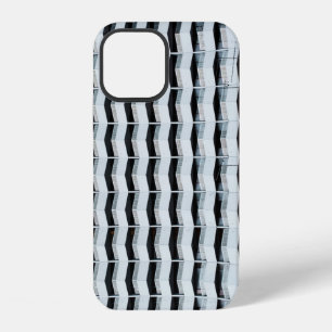Weiß gestrichenes Gebäude iPhone 12 Hülle