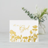 Weiß | Gold Floral es ist eine Girl Birth Ankündig Folie Einladungspostkarte (Stehend vorne)