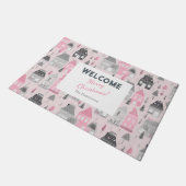 Weiß graue Weihnachtshäuser auf Rosa Fußmatte (Schrägansicht)