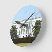 Weiß Haus vom Rasen Runde Wanduhr (Winkel)