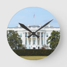 Weiß Haus vom Rasen