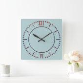 Weiß mit blauen Nashornsteinen, große Uhr (Zuhause)