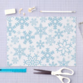 WEISS MIT BLAUEN WINTERSCHNEEFLÖCKCHEN SEIDENPAPIER (Handwerk)