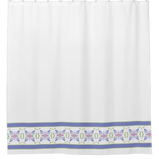 Weiß mit Blumenakzent in Periwinkle und Grün Duschvorhang (Vorderseite)