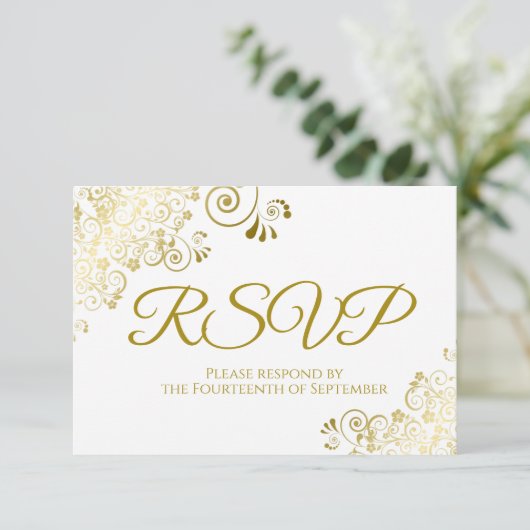 Weiß mit elegantem Gold Lace Frilly Wedding RSVP Karte (Stehend Vorderseite)