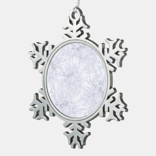 Weiß mit grauen Dahlien. Schneeflocke gerahmtes Or Schneeflocken Zinn-Ornament (Rechts)
