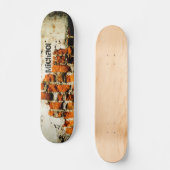 Weiß orange Coole Wand Grafiti aus alten Ziegeln I Skateboard (Vorderseite)