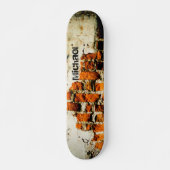 Weiß orange Coole Wand Grafiti aus alten Ziegeln I Skateboard (Vorne)