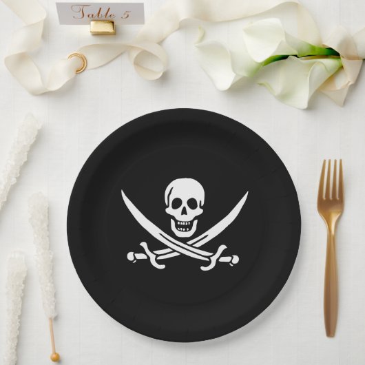 Weiß, Piratenflagge Calico Jack, Skull & Cutlass Pappteller (Hochzeit)