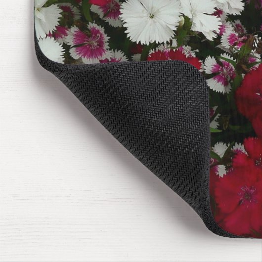 Weiß, Rosa und Rote Dianthus Mousepad (Ecke)