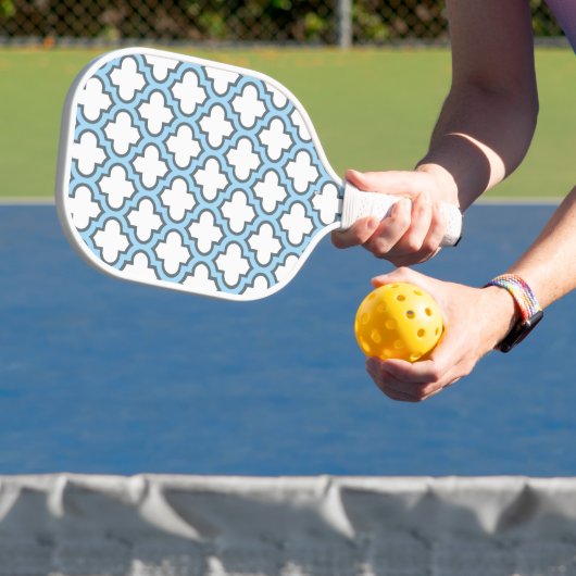 Weiß und Baby Blue Trellis, Gitter, Quatrefolie Pickleball Schläger (InSitu)