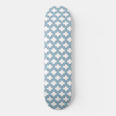 Weiß und Baby Blue Trellis, Gitter, Quatrefolie Skateboard (Vorderseite)