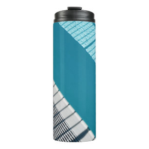 Weiß und blau gestreifte Textilien Thermosbecher