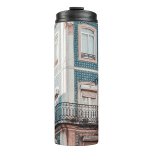 WEISS UND BLAU KONKRETES GEBÄUDE THERMOSBECHER